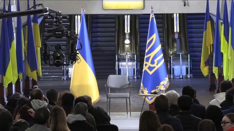 Tổng thống Ukraine họp báo từ ga tàu điện ngầm - Ảnh 2. Tổng thống Ukraine họp báo từ ga tàu điện ngầm - Ảnh 2.