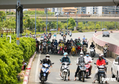 TP.HCM nắng oi ả, miền Nam mưa tăng dần dịp lễ 30-4 và 1-5 - Ảnh 4. TP.HCM nắng oi ả, miền Nam mưa tăng dần dịp lễ 30-4 và 1-5 - Ảnh 4.