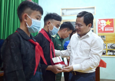 Thăm cán bộ, chiến sĩ biên phòng nơi địa đầu Tổ quốc - Ảnh 2. Thăm cán bộ, chiến sĩ biên phòng nơi địa đầu Tổ quốc - Ảnh 2.