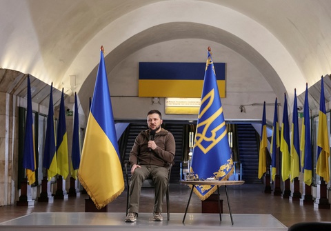 Tổng thống Ukraine họp báo từ ga tàu điện ngầm - Ảnh 1. Tổng thống Ukraine họp báo từ ga tàu điện ngầm - Ảnh 1.