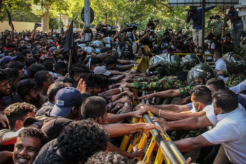 Hàng ngàn người bao vây nhà thủ tướng Sri Lanka - Ảnh 1. Hàng ngàn người bao vây nhà thủ tướng Sri Lanka - Ảnh 1.