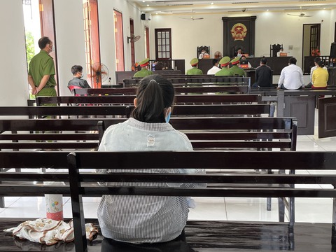 Cô gái bế con 1 tháng tuổi dự phiên tòa có mẹ ruột, em và chồng đều là bị cáo - Ảnh 2. Cô gái bế con 1 tháng tuổi dự phiên tòa có mẹ ruột, em và chồng đều là bị cáo - Ảnh 2.