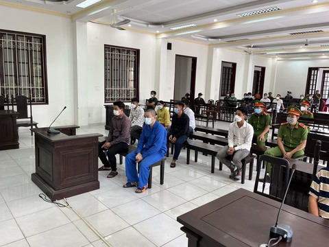 Cô gái bế con 1 tháng tuổi dự phiên tòa có mẹ ruột, em và chồng đều là bị cáo - Ảnh 1. Cô gái bế con 1 tháng tuổi dự phiên tòa có mẹ ruột, em và chồng đều là bị cáo - Ảnh 1.