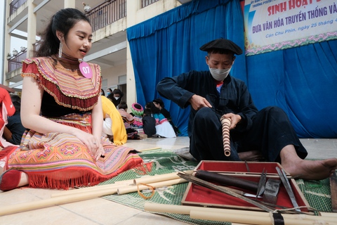 Mong du khách đến Hà Giang không cho tiền trẻ nhỏ - Ảnh 3. Mong du khách đến Hà Giang không cho tiền trẻ nhỏ - Ảnh 3.
