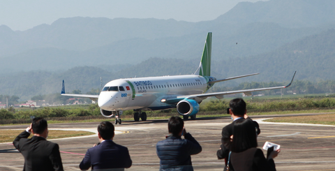 Nâng cấp đường băng sân bay Cà Mau để khai thác máy bay Embraer 190 - Ảnh 1. Nâng cấp đường băng sân bay Cà Mau để khai thác máy bay Embraer 190 - Ảnh 1.
