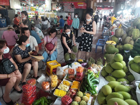 Chợ Bến Thành sống động, dần khởi sắc sau thời gian dài ngủ đông - Ảnh 3. Chợ Bến Thành sống động, dần khởi sắc sau thời gian dài ngủ đông - Ảnh 3.
