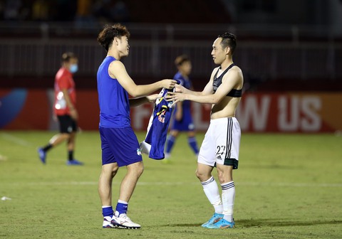 Xuân Trường đổi áo với cầu thủ Hàn Quốc ghi bàn vào lưới Hoàng Anh Gia Lai - Ảnh 1. Xuân Trường đổi áo với cầu thủ Hàn Quốc ghi bàn vào lưới Hoàng Anh Gia Lai - Ảnh 1.