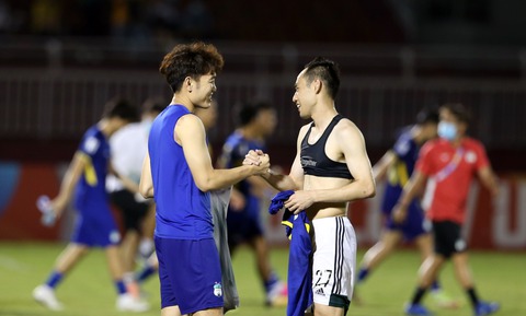 Xuân Trường đổi áo với cầu thủ Hàn Quốc ghi bàn vào lưới Hoàng Anh Gia Lai - Ảnh 2. Xuân Trường đổi áo với cầu thủ Hàn Quốc ghi bàn vào lưới Hoàng Anh Gia Lai - Ảnh 2.