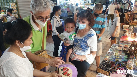 Chợ Bến Thành sống động, dần khởi sắc sau thời gian dài ngủ đông - Ảnh 4. Chợ Bến Thành sống động, dần khởi sắc sau thời gian dài ngủ đông - Ảnh 4.