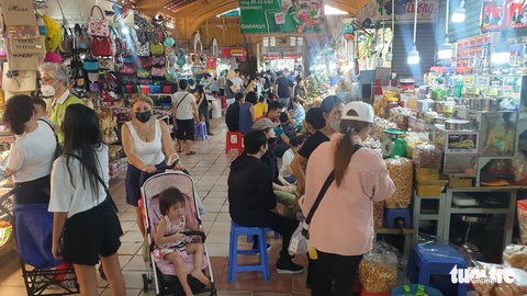 Chợ Bến Thành sống động, dần khởi sắc sau thời gian dài ngủ đông - Ảnh 1. Chợ Bến Thành sống động, dần khởi sắc sau thời gian dài ngủ đông - Ảnh 1.