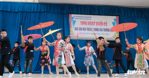 Trao nhạc cụ khèn Mông cho các em học sinh vùng cao Hà Giang - Ảnh 2. Trao nhạc cụ khèn Mông cho các em học sinh vùng cao Hà Giang - Ảnh 2.