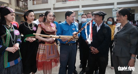 Trao nhạc cụ khèn Mông cho các em học sinh vùng cao Hà Giang - Ảnh 3. Trao nhạc cụ khèn Mông cho các em học sinh vùng cao Hà Giang - Ảnh 3.