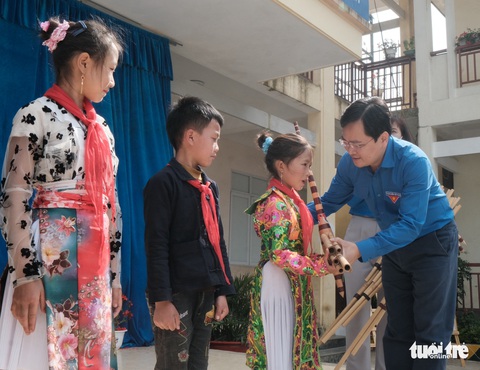 Trao nhạc cụ khèn Mông cho các em học sinh vùng cao Hà Giang - Ảnh 1. Trao nhạc cụ khèn Mông cho các em học sinh vùng cao Hà Giang - Ảnh 1.