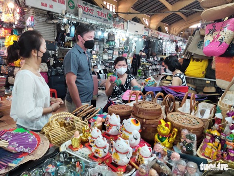 Chợ Bến Thành sống động, dần khởi sắc sau thời gian dài ngủ đông - Ảnh 10. Chợ Bến Thành sống động, dần khởi sắc sau thời gian dài ngủ đông - Ảnh 10.