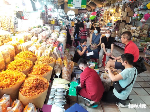 Chợ Bến Thành sống động, dần khởi sắc sau thời gian dài ngủ đông - Ảnh 7. Chợ Bến Thành sống động, dần khởi sắc sau thời gian dài ngủ đông - Ảnh 7.