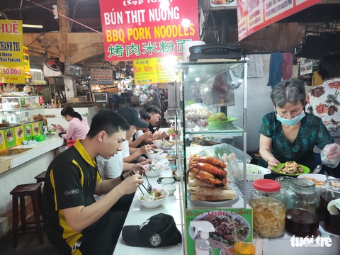 Chợ Bến Thành sống động, dần khởi sắc sau thời gian dài ngủ đông - Ảnh 8. Chợ Bến Thành sống động, dần khởi sắc sau thời gian dài ngủ đông - Ảnh 8.