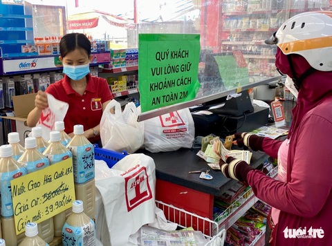 Xử phạt nhà bán lẻ phát túi nilông dùng một lần cho khách: Sao không áp dụng ngay bây giờ? - Ảnh 1. Xử phạt nhà bán lẻ phát túi nilông dùng một lần cho khách: Sao không áp dụng ngay bây giờ? - Ảnh 1.