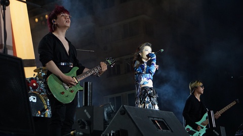 Rock Việt cùng khán giả Nối vòng tay lớn tại phố đi bộ Nguyễn Huệ - Ảnh 3. Rock Việt cùng khán giả Nối vòng tay lớn tại phố đi bộ Nguyễn Huệ - Ảnh 3.