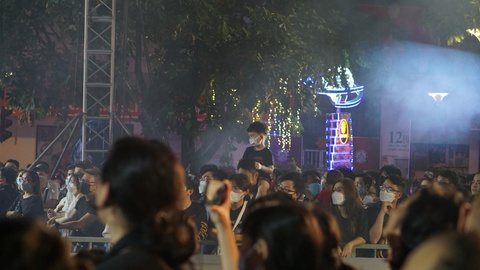 Rock Việt cùng khán giả Nối vòng tay lớn tại phố đi bộ Nguyễn Huệ - Ảnh 2. Rock Việt cùng khán giả Nối vòng tay lớn tại phố đi bộ Nguyễn Huệ - Ảnh 2.