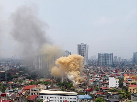 Hà Nội: Kịp thời đưa 4 người thoát nạn trong vụ cháy nhà dân - Ảnh 2. Hà Nội: Kịp thời đưa 4 người thoát nạn trong vụ cháy nhà dân - Ảnh 2.