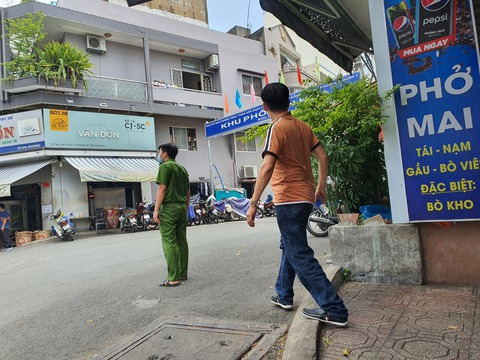 Vụ chết bất thường ở quận 4: Nạn nhân bị nát xương sọ, gãy lìa chân - Ảnh 1. Vụ chết bất thường ở quận 4: Nạn nhân bị nát xương sọ, gãy lìa chân - Ảnh 1.