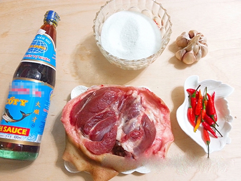 Giò heo ngâm mắm ớt: Làm sẵn để nghỉ lễ ăn chơi - Ảnh 2. Giò heo ngâm mắm ớt: Làm sẵn để nghỉ lễ ăn chơi - Ảnh 2.