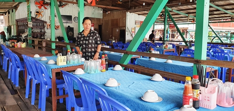 Chủ nhà hàng nổi tại vịnh trung tâm Cát Bà kêu cứu vì phải di dời đúng ‘cao điểm’ du lịch - Ảnh 4. Chủ nhà hàng nổi tại vịnh trung tâm Cát Bà kêu cứu vì phải di dời đúng ‘cao điểm’ du lịch - Ảnh 4.