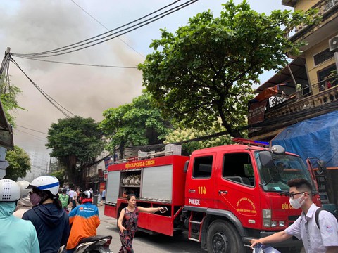 Hà Nội: Kịp thời đưa 4 người thoát nạn trong vụ cháy nhà dân - Ảnh 1. Hà Nội: Kịp thời đưa 4 người thoát nạn trong vụ cháy nhà dân - Ảnh 1.