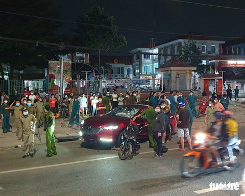 Vụ đập phá ôtô kéo lê xe máy: Thay trời hành đạo, coi chừng phạm luật - Ảnh 1. Vụ đập phá ôtô kéo lê xe máy: Thay trời hành đạo, coi chừng phạm luật - Ảnh 1.