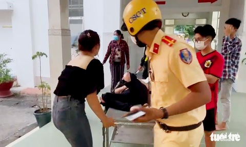 Biểu dương 4 cán bộ công an kịp thời cứu người bị nạn giữa đường - Ảnh 1. Biểu dương 4 cán bộ công an kịp thời cứu người bị nạn giữa đường - Ảnh 1.
