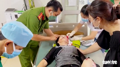 Biểu dương 4 cán bộ công an kịp thời cứu người bị nạn giữa đường - Ảnh 2. Biểu dương 4 cán bộ công an kịp thời cứu người bị nạn giữa đường - Ảnh 2.