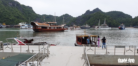 Chủ nhà hàng nổi tại vịnh trung tâm Cát Bà kêu cứu vì phải di dời đúng ‘cao điểm’ du lịch - Ảnh 2. Chủ nhà hàng nổi tại vịnh trung tâm Cát Bà kêu cứu vì phải di dời đúng ‘cao điểm’ du lịch - Ảnh 2.