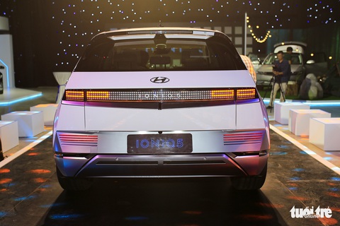 Hyundai Ioniq 5 ra mắt Việt Nam: Xe điện cạnh tranh Kia EV6, đi 450km trong 1 lần sạc - Ảnh 4. Hyundai Ioniq 5 ra mắt Việt Nam: Xe điện cạnh tranh Kia EV6, đi 450km trong 1 lần sạc - Ảnh 4.