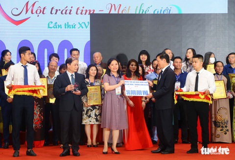 Trên 33 tỉ đồng đến với trẻ mồ côi, người khuyết tật - Ảnh 1. Trên 33 tỉ đồng đến với trẻ mồ côi, người khuyết tật - Ảnh 1.