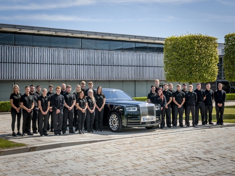 10 quy tắc nhân viên Rolls-Royce phải tuân thủ: Không bè cánh, không trang điểm - Ảnh 1. 10 quy tắc nhân viên Rolls-Royce phải tuân thủ: Không bè cánh, không trang điểm - Ảnh 1.