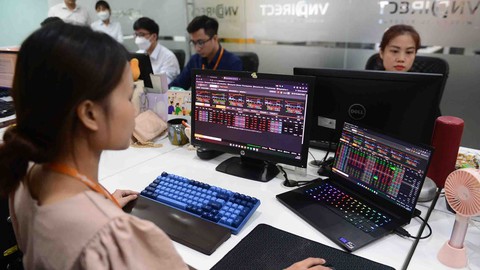 Chứng khoán hồi phục nhờ giá rẻ? - Ảnh 1. Chứng khoán hồi phục nhờ giá rẻ? - Ảnh 1.