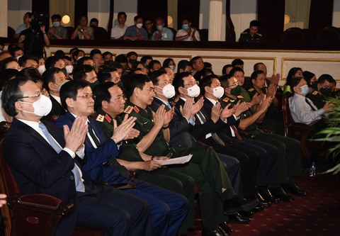 Trao giải cuộc thi viết về bảo vệ nền tảng tư tưởng của Đảng trong tình hình mới - Ảnh 1. Trao giải cuộc thi viết về bảo vệ nền tảng tư tưởng của Đảng trong tình hình mới - Ảnh 1.
