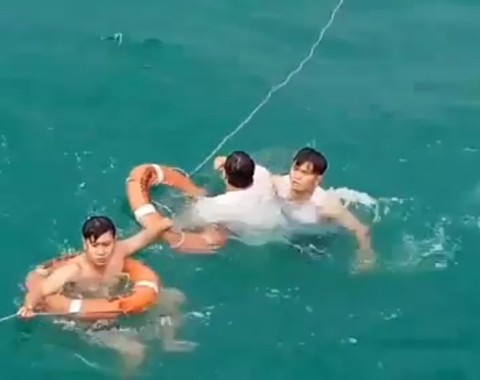 Thuyền viên tàu cao tốc cứu sống một người nhảy xuống biển tự tử - Ảnh 1. Thuyền viên tàu cao tốc cứu sống một người nhảy xuống biển tự tử - Ảnh 1.