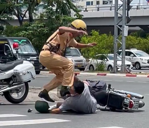 Vụ CSGT động tay, động chân: Công an nói người vi phạm bỏ chạy, tông vào CSGT - Ảnh 1. Vụ CSGT động tay, động chân: Công an nói người vi phạm bỏ chạy, tông vào CSGT - Ảnh 1.