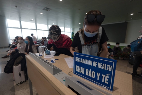 Bộ Y tế: Tạm dừng khai báo y tế với người nhập cảnh vào Việt Nam từ 27-4 - Ảnh 1. Bộ Y tế: Tạm dừng khai báo y tế với người nhập cảnh vào Việt Nam từ 27-4 - Ảnh 1.