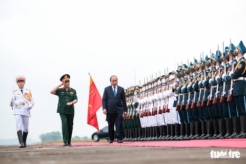 Chủ tịch nước, Bộ trưởng Bộ Quốc phòng ra sân bay tiễn chiến sĩ mũ nồi xanh đi làm nhiệm vụ - Ảnh 5. Chủ tịch nước, Bộ trưởng Bộ Quốc phòng ra sân bay tiễn chiến sĩ mũ nồi xanh đi làm nhiệm vụ - Ảnh 5.
