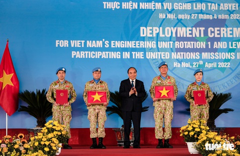 Chủ tịch nước, Bộ trưởng Bộ Quốc phòng ra sân bay tiễn chiến sĩ mũ nồi xanh đi làm nhiệm vụ - Ảnh 3. Chủ tịch nước, Bộ trưởng Bộ Quốc phòng ra sân bay tiễn chiến sĩ mũ nồi xanh đi làm nhiệm vụ - Ảnh 3.
