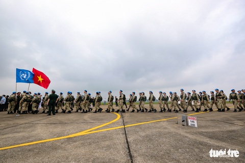 Chủ tịch nước, Bộ trưởng Bộ Quốc phòng ra sân bay tiễn chiến sĩ mũ nồi xanh đi làm nhiệm vụ - Ảnh 6. Chủ tịch nước, Bộ trưởng Bộ Quốc phòng ra sân bay tiễn chiến sĩ mũ nồi xanh đi làm nhiệm vụ - Ảnh 6.