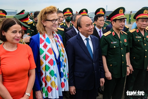 Chủ tịch nước, Bộ trưởng Bộ Quốc phòng ra sân bay tiễn chiến sĩ mũ nồi xanh đi làm nhiệm vụ - Ảnh 4. Chủ tịch nước, Bộ trưởng Bộ Quốc phòng ra sân bay tiễn chiến sĩ mũ nồi xanh đi làm nhiệm vụ - Ảnh 4.