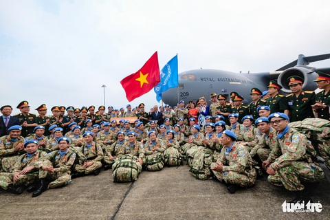 Chủ tịch nước, Bộ trưởng Bộ Quốc phòng ra sân bay tiễn chiến sĩ mũ nồi xanh đi làm nhiệm vụ - Ảnh 1. Chủ tịch nước, Bộ trưởng Bộ Quốc phòng ra sân bay tiễn chiến sĩ mũ nồi xanh đi làm nhiệm vụ - Ảnh 1.