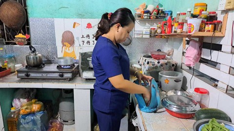 Nhân viên y tế làm đủ nghề để... nuôi nghề - Ảnh 1. Nhân viên y tế làm đủ nghề để... nuôi nghề - Ảnh 1.