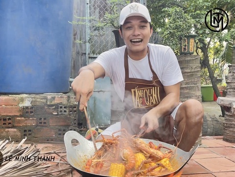 Nghỉ lễ 1-5, cùng làm món tôm càng xanh sốt cay với anh trưởng ấp Lê Minh Thành - Ảnh 1. Nghỉ lễ 1-5, cùng làm món tôm càng xanh sốt cay với anh trưởng ấp Lê Minh Thành - Ảnh 1.