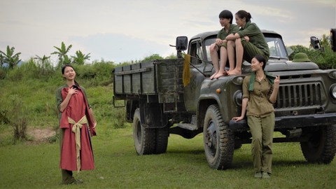 4 cô gái lái xe Trường Sơn Châu (Quỳnh Anh), Hân (Hoàng Bích Phương), Sa (Bảo Hân), Thương (Hà Phương Anh) trong phim Bình minh đỏ - Ảnh: ĐPCC 4 cô gái lái xe Trường Sơn Châu (Quỳnh Anh), Hân (Hoàng Bích Phương), Sa (Bảo Hân), Thương (Hà Phương Anh) trong phim Bình minh đỏ - Ảnh: ĐPCC