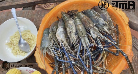 Nghỉ lễ 1-5, cùng làm món tôm càng xanh sốt cay với anh trưởng ấp Lê Minh Thành - Ảnh 3. Nghỉ lễ 1-5, cùng làm món tôm càng xanh sốt cay với anh trưởng ấp Lê Minh Thành - Ảnh 3.