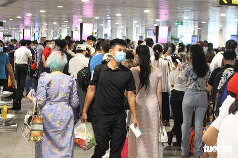 Tân Sơn Nhất đông đúc khách đi chơi lễ 30-4, làm gì để tránh trễ chuyến? - Ảnh 6. Tân Sơn Nhất đông đúc khách đi chơi lễ 30-4, làm gì để tránh trễ chuyến? - Ảnh 6.